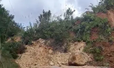 Lại xảy ra sạt lở, một người dân may mắn thoát chết